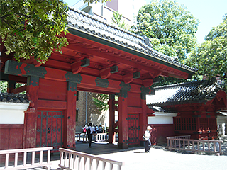 Akamon of Todai in August